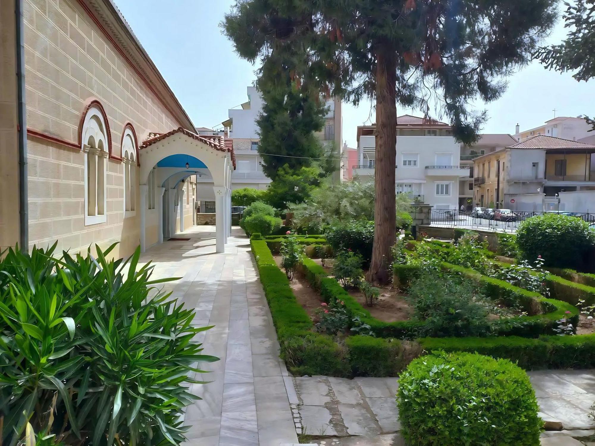 Sam's View Heart - Beautiful With Backyard Apartment Tripoli